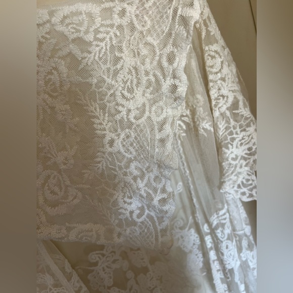 Gorgeous ivory lace duster - Picture 4 of 9